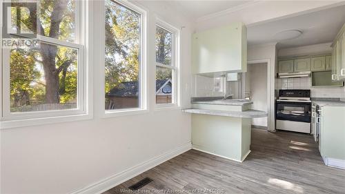 377 John B Avenue, Windsor, ON - Indoor Photo Showing Kitchen