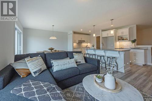 36 Silverleaf Path, St. Thomas, ON - Indoor Photo Showing Living Room