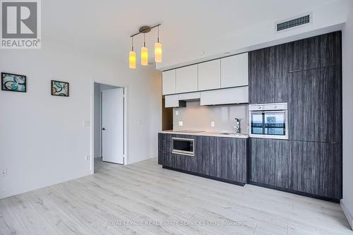 2705 - 8 Eglinton Avenue E, Toronto, ON - Indoor Photo Showing Kitchen