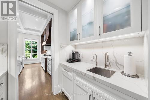 1 Abbotsford Road, Toronto, ON - Indoor Photo Showing Kitchen