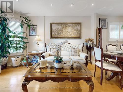 4308 Credit Point Drive, Mississauga, ON - Indoor Photo Showing Living Room