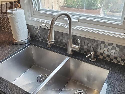 4308 Credit Point Drive, Mississauga, ON - Indoor Photo Showing Kitchen