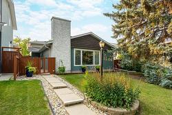 1586 Mathers Bay W  Winnipeg, MB R3N 0T7