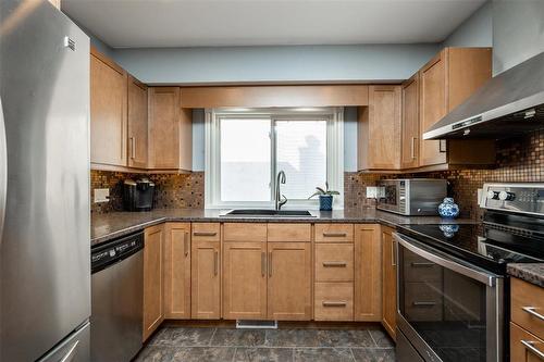 1586 Mathers Bay W, Winnipeg, MB - Indoor Photo Showing Kitchen