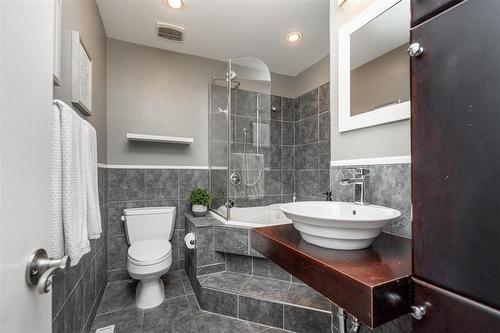 1586 Mathers Bay W, Winnipeg, MB - Indoor Photo Showing Bathroom