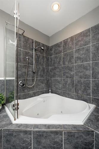 1586 Mathers Bay W, Winnipeg, MB - Indoor Photo Showing Bathroom