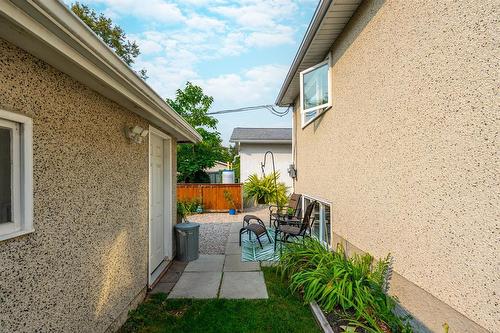 1586 Mathers Bay W, Winnipeg, MB - Outdoor With Exterior