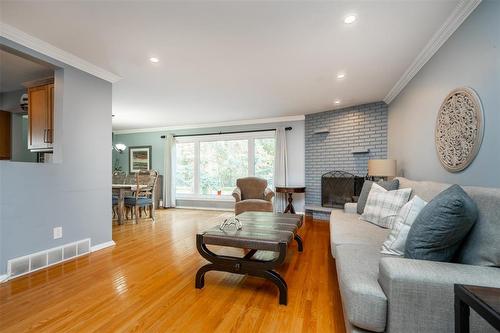 1586 Mathers Bay W, Winnipeg, MB - Indoor Photo Showing Living Room