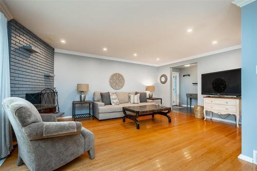 1586 Mathers Bay W, Winnipeg, MB - Indoor Photo Showing Living Room