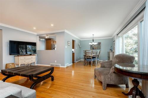 1586 Mathers Bay W, Winnipeg, MB - Indoor Photo Showing Living Room