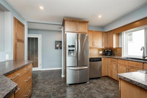 1586 Mathers Bay W, Winnipeg, MB - Indoor Photo Showing Kitchen With Stainless Steel Kitchen