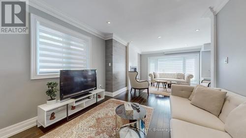 211 Centre Street W, Richmond Hill, ON - Indoor Photo Showing Living Room