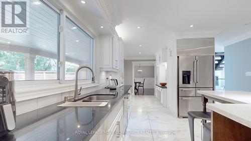 211 Centre Street W, Richmond Hill, ON - Indoor Photo Showing Kitchen With Double Sink With Upgraded Kitchen