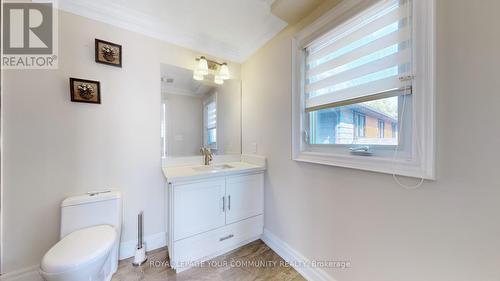 211 Centre Street W, Richmond Hill, ON - Indoor Photo Showing Bathroom