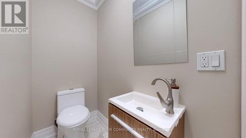 211 Centre Street W, Richmond Hill, ON - Indoor Photo Showing Bathroom