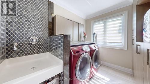 211 Centre Street W, Richmond Hill, ON - Indoor Photo Showing Laundry Room