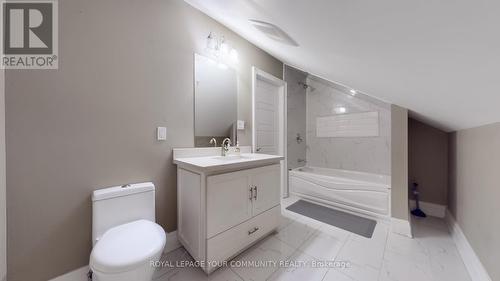 211 Centre Street W, Richmond Hill, ON - Indoor Photo Showing Bathroom