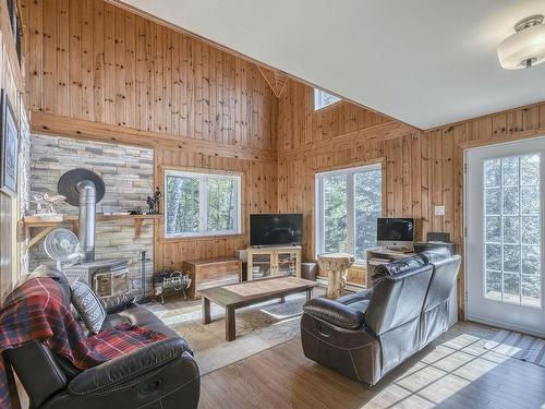 Salon - 46 Ch. Preston, La Minerve, QC - Indoor Photo Showing Living Room With Fireplace