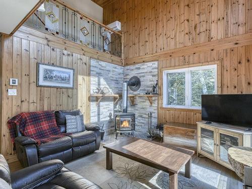 Salon - 46 Ch. Preston, La Minerve, QC - Indoor Photo Showing Living Room With Fireplace