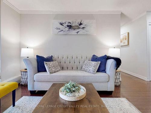 703-90 Ling Rd, Toronto, ON - Indoor Photo Showing Living Room