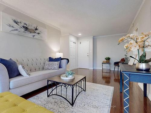 703-90 Ling Rd, Toronto, ON - Indoor Photo Showing Living Room