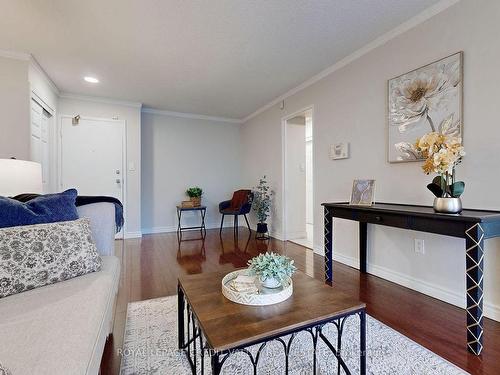 703-90 Ling Rd, Toronto, ON - Indoor Photo Showing Living Room