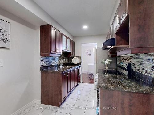 703-90 Ling Rd, Toronto, ON - Indoor Photo Showing Kitchen