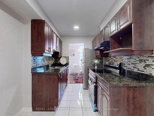 703-90 Ling Rd, Toronto, ON - Indoor Photo Showing Kitchen