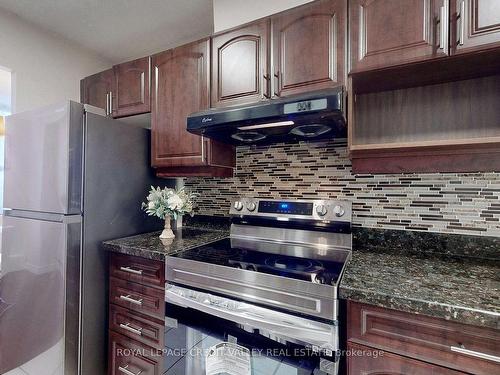 703-90 Ling Rd, Toronto, ON - Indoor Photo Showing Kitchen