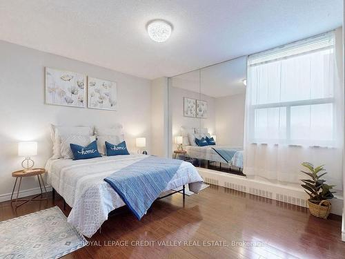 703-90 Ling Rd, Toronto, ON - Indoor Photo Showing Bedroom