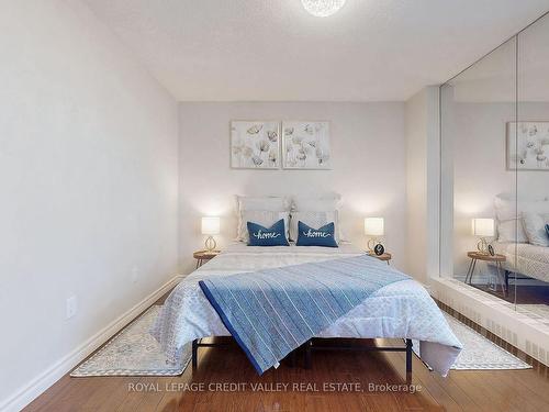 703-90 Ling Rd, Toronto, ON - Indoor Photo Showing Bedroom