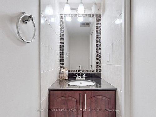 703-90 Ling Rd, Toronto, ON - Indoor Photo Showing Bathroom