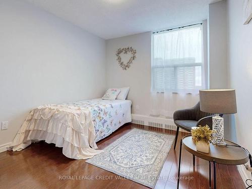 703-90 Ling Rd, Toronto, ON - Indoor Photo Showing Bedroom