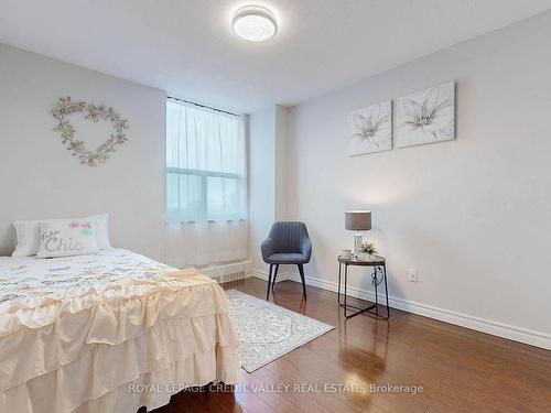 703-90 Ling Rd, Toronto, ON - Indoor Photo Showing Bedroom