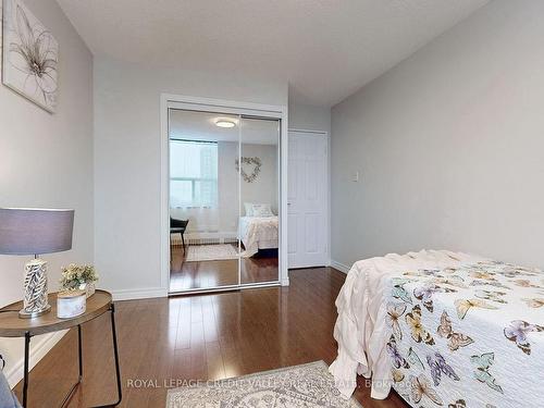 703-90 Ling Rd, Toronto, ON - Indoor Photo Showing Bedroom