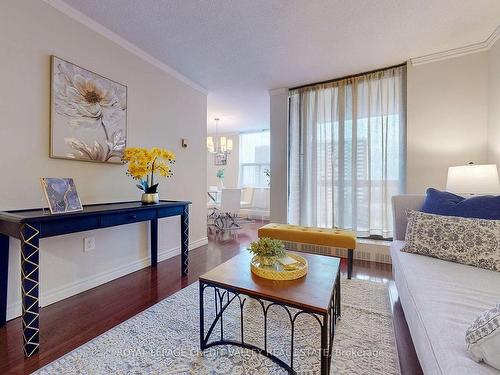 703-90 Ling Rd, Toronto, ON - Indoor Photo Showing Living Room