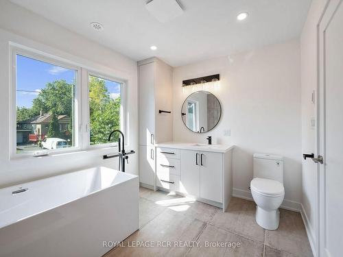 127 Clearbrooke Circ, Toronto, ON - Indoor Photo Showing Bathroom