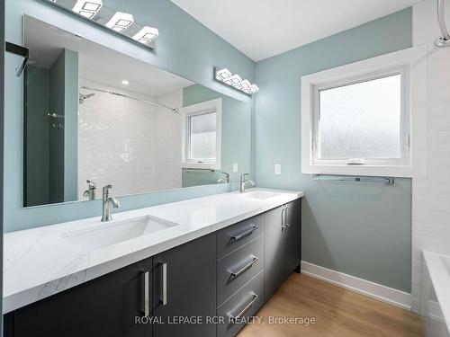 127 Clearbrooke Circ, Toronto, ON - Indoor Photo Showing Bathroom