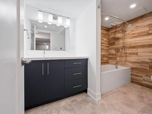 127 Clearbrooke Circ, Toronto, ON - Indoor Photo Showing Bathroom