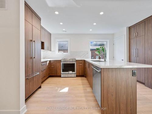 127 Clearbrooke Circ, Toronto, ON - Indoor Photo Showing Kitchen With Upgraded Kitchen