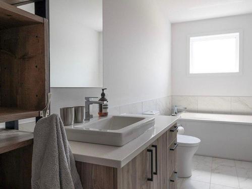 Vue d'ensemble - 138 Rue D'Émeraude, Candiac, QC - Indoor Photo Showing Bathroom