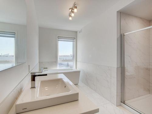 Overall view - 138 Rue D'Émeraude, Candiac, QC - Indoor Photo Showing Bathroom