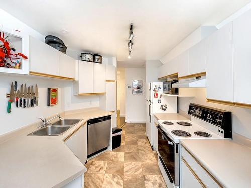 205-1055 Hillside Ave, Victoria, BC - Indoor Photo Showing Kitchen With Double Sink