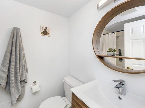 205-1055 Hillside Ave, Victoria, BC - Indoor Photo Showing Bathroom