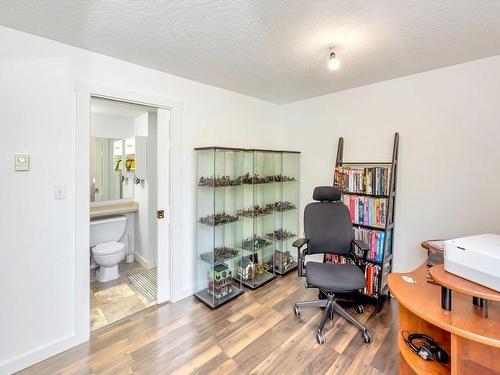 205-1055 Hillside Ave, Victoria, BC - Indoor