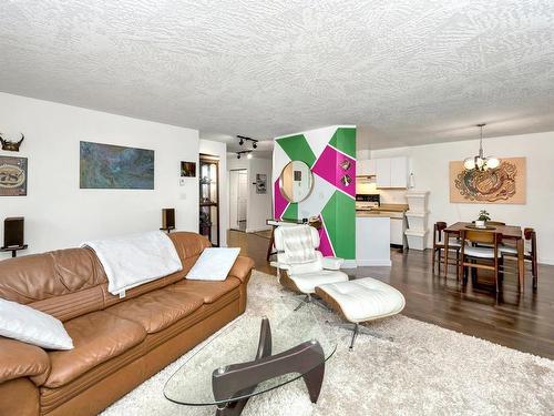 205-1055 Hillside Ave, Victoria, BC - Indoor Photo Showing Living Room