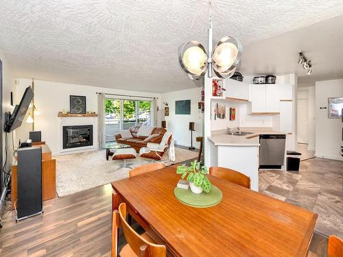 205-1055 Hillside Ave, Victoria, BC - Indoor With Fireplace