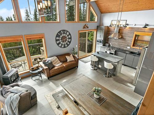 4833 Snowpines Road, Big White, BC - Indoor Photo Showing Living Room