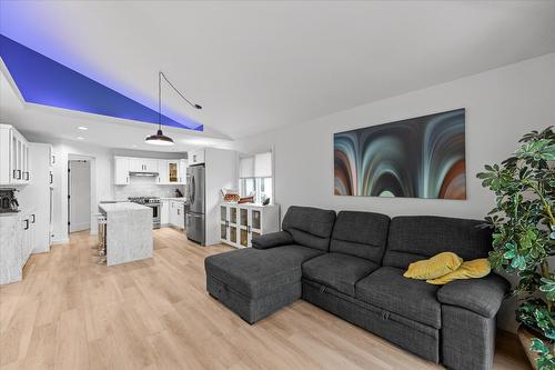 4187 Gallaghers Crescent, Kelowna, BC - Indoor Photo Showing Living Room