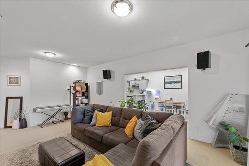 4187 Gallaghers Crescent, Kelowna, BC - Indoor Photo Showing Living Room